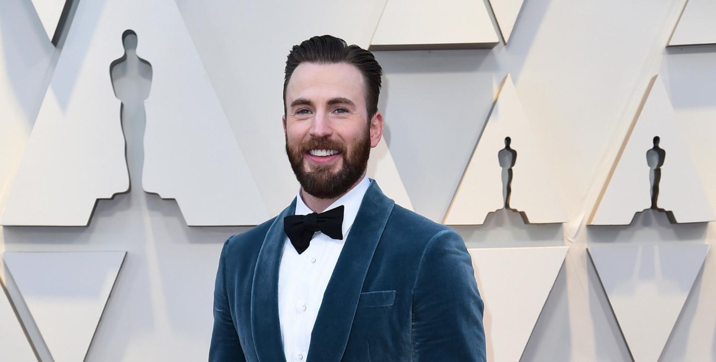 Chris Evans desea una feliz Navidad tocando el piano | Estilo Musa