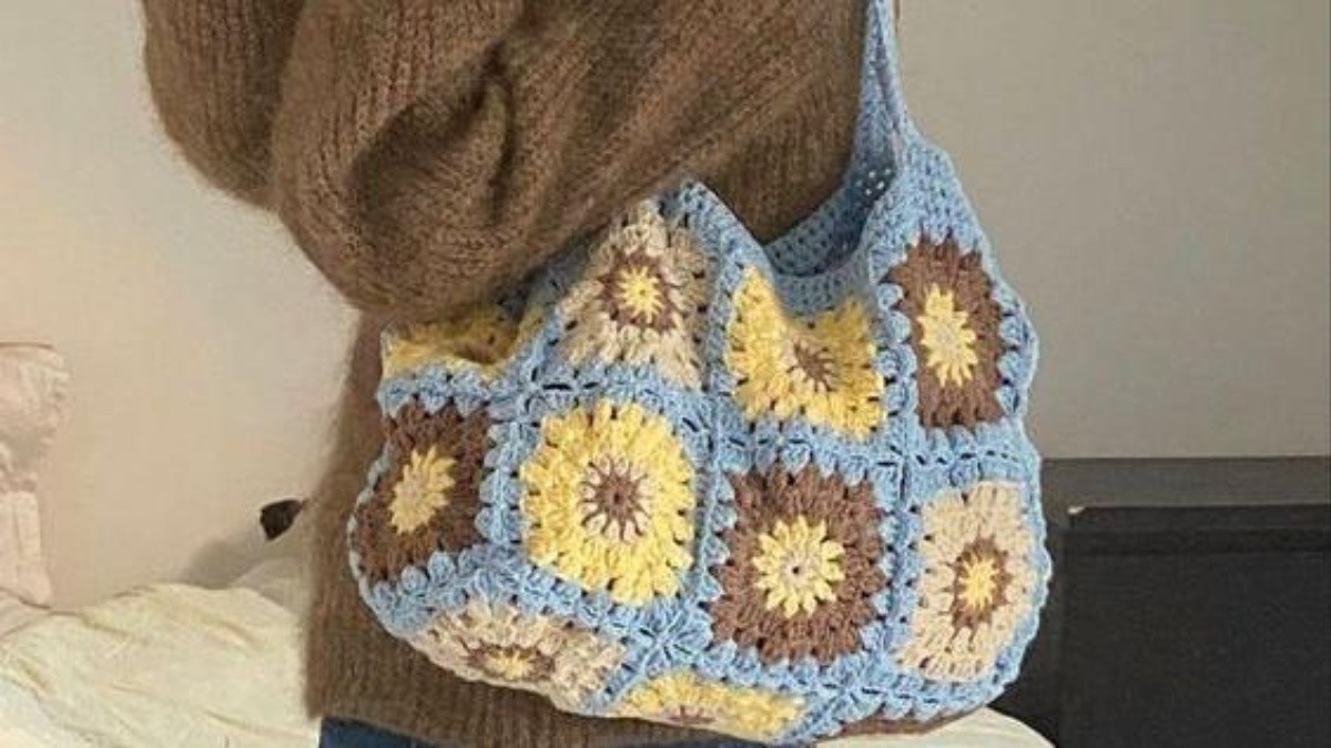 Así llevaremos el bolso de crochet, el accesorio favorito para el