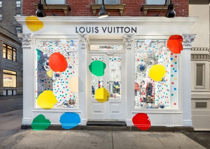 Qué hace Yayoi Kusama en la vidriera de Louis Vuitton en Nueva York?