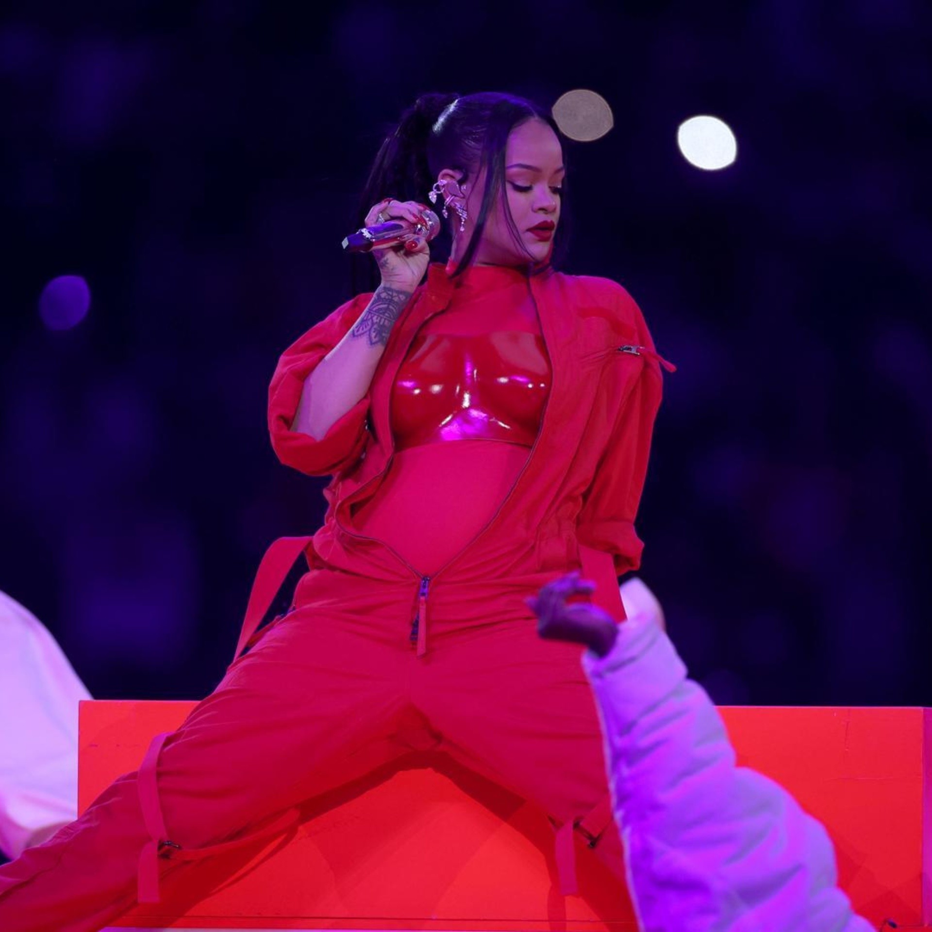 Rihanna deja al descubierto su segundo embarazo en la Super Bowl